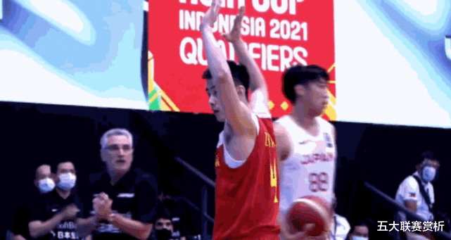 张本天杰|扛倒赵继伟，玩假摔！张本天杰死磕中国男篮，名记：为日本队卖命