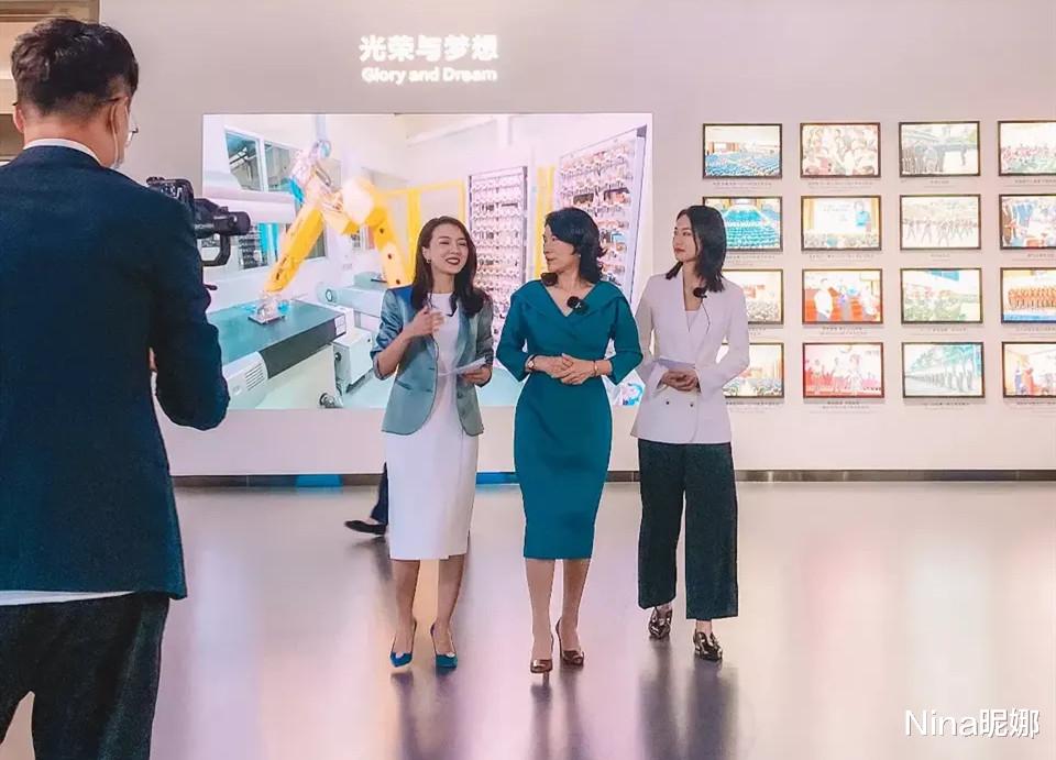 Nina昵娜|董明珠罕见公开露面,穿开衫副市长陪同排场大,双手翻背迈八字步像老干部