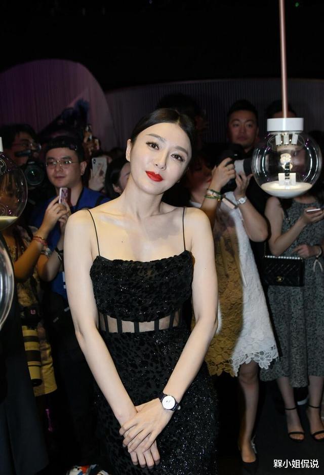 槑小姐侃说|秦岚胆儿真大，穿吊带长裙仅靠两根细绳支撑，黑色豹纹尽显野性美