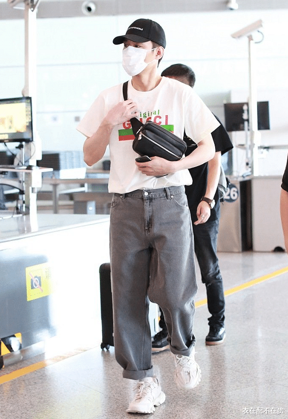 衣在配不在贵|39岁王凯好似没长开，穿白T配阔腿裤很有少年感，比小鲜肉还显嫩