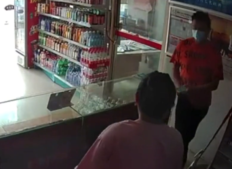 电影 胆大包天！湖北一男子大白天持刀抢劫烟酒店，竟是为帮女友还网贷