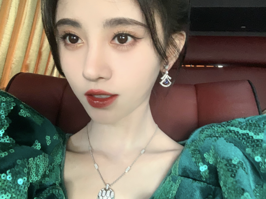 鞠婧祎|鞠婧祎晒身穿傣族服饰美照，清凉穿搭尽显身材，称：提前过过夏天