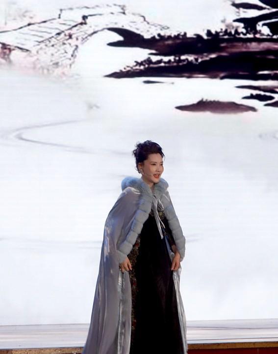 波波的时尚 何赛飞真是个“保养怪”，真看不出是快60岁的人，穿旗袍优雅大气