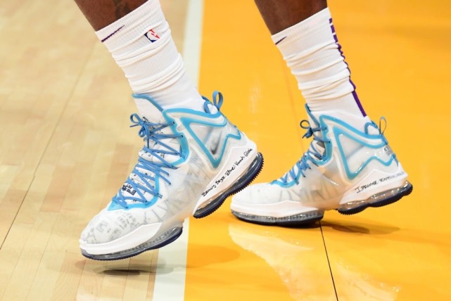 陈博主潮物Sneaker NBA球员上脚:詹姆斯上脚Lebron19,字母哥上脚Freak3