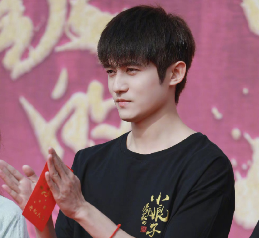 张含韵|《屠户家的小娘子》在拍，张含韵扮相又美又娇，男主意外成焦点