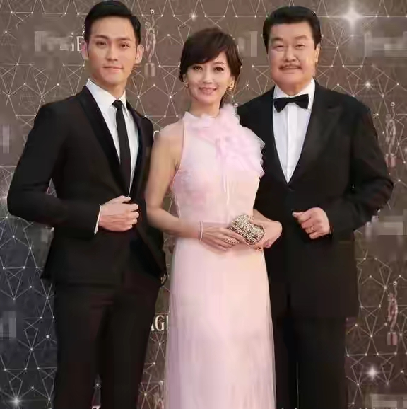 赵雅芝|66岁赵雅芝人气不减！雨中优雅漫步获众人打伞，一旁助理忙擦身