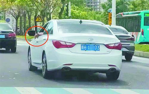 羊城派 开车抽烟、扔烟头？罚！珠海交警持续开展车窗扔垃圾整治行动