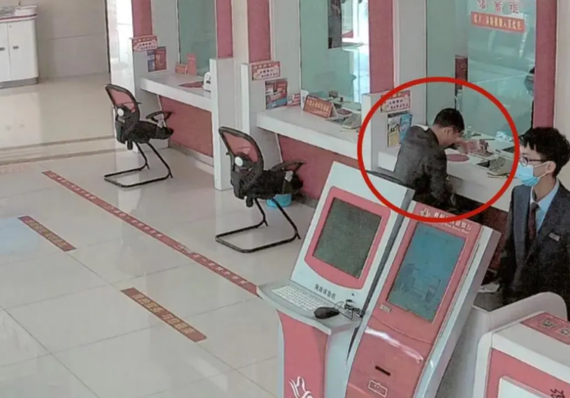 前方社会冲锋号 单项约束？银行职员失误多给1万元，向男子索要被以“离柜概不负责”拒还，法院判了！