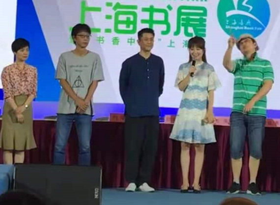 邱启明|邱启明出狱后风光不再，去菜市场花十块钱缝衣服，二婚娶小10岁妻