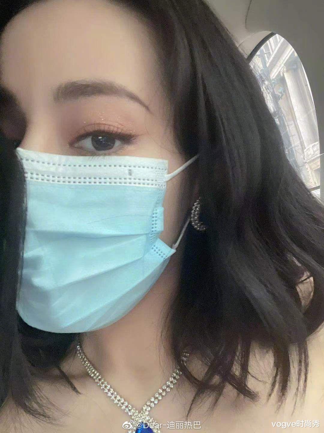 vogve时尚秀|迪丽热巴出席直播间形象大变，穿礼裙，戴墨镜，看到生图令人心动