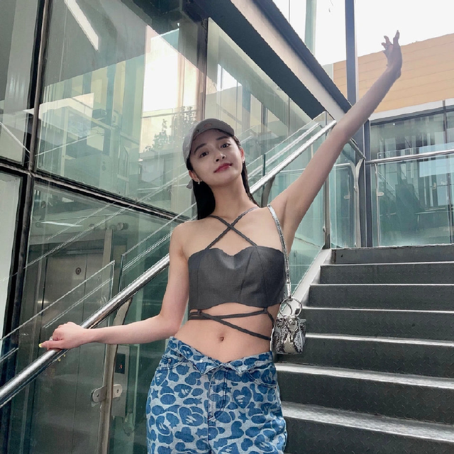 旗袍公馆|周洁琼私服放大招，穿绑带抹胸秀身材，配破洞裤效果确实吸睛