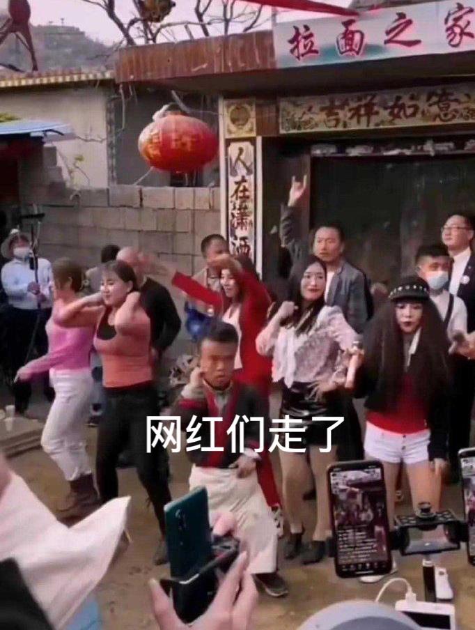 蔡宏志聊时尚|山东拉面哥家没人了，各路网红都去参加“徽州宴”了？凉了