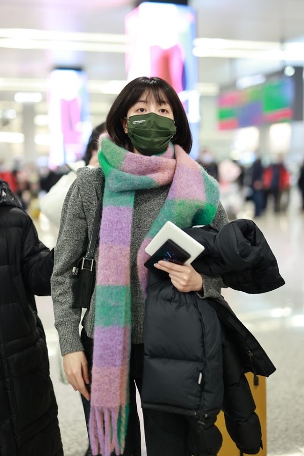 毛衣|李溪芮短发造型好萌，灰色毛衣配大长围巾，走路带风有校园魅力