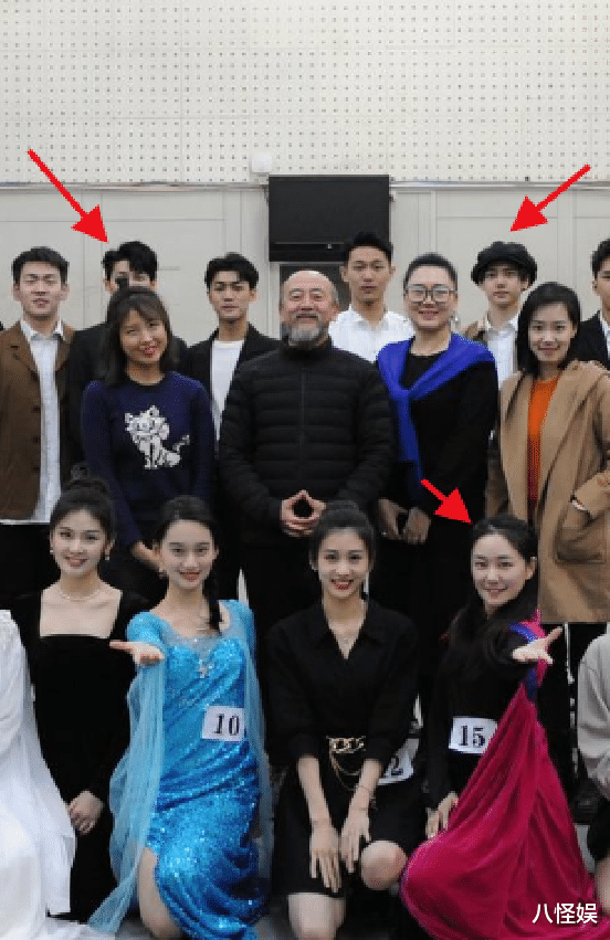 夏梦|夏梦晒期末演出照，周奇焉栩嘉齐出镜，张子枫素颜站边缘好低调