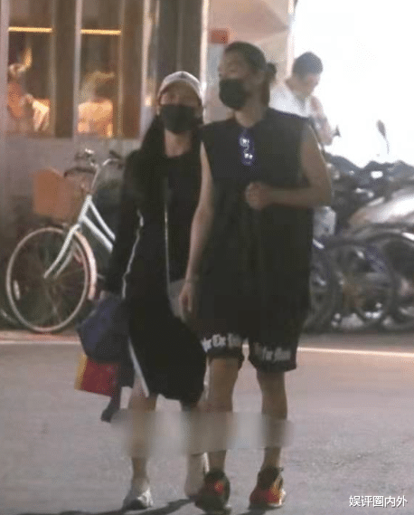 李威|台媒曝光41岁演员李威老牛吃嫩草，与长腿辣妹约会逛街，两人勾肩搭背秀恩爱