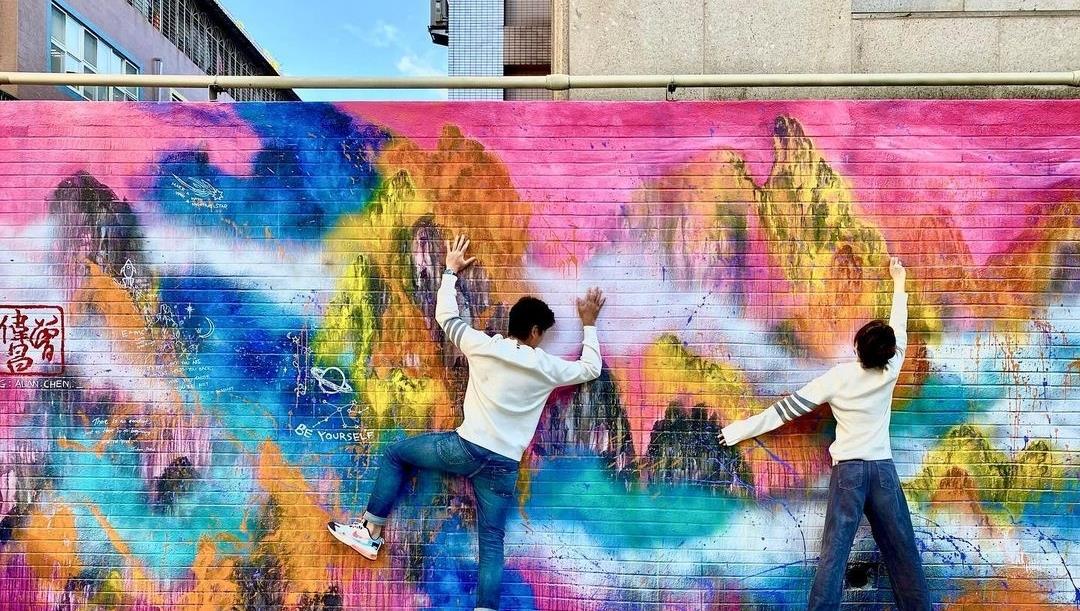 陈乔恩|陈乔恩与男友穿情侣装搞怪合影，艾伦亲手创作壁画彰显艺术天赋