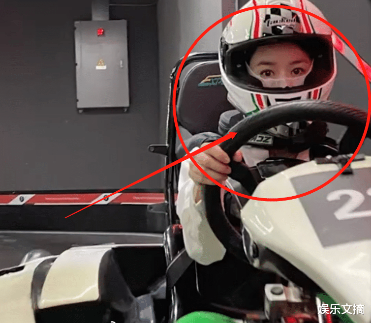 赵丽颖|赵丽颖儿童节玩射击，开卡丁车炫酷十足，生图下的腰围我却看愣了