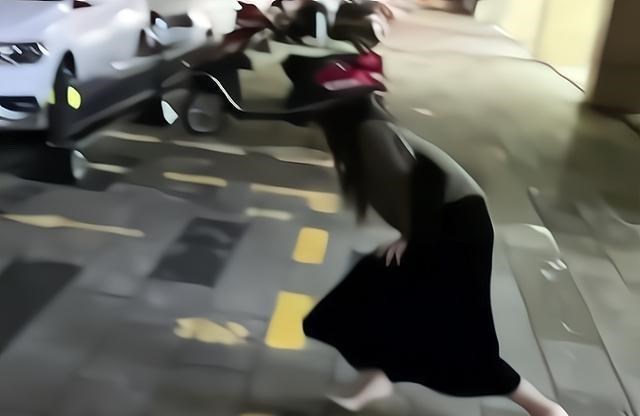 昆山:醉酒女子独自行走街头,摔倒在地让人心疼,路人帮忙被拒绝