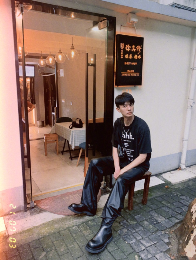 大时尚大观点|刘畅全新时尚大片，黑色西装彰显沉稳格调，斑驳红椅氛围感拉满