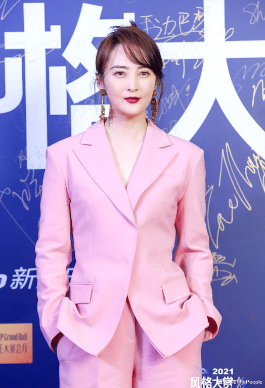 蒋勤勤|最新女星红毯！蒋勤勤扮嫩、郭采洁翻车，杨幂用场外生图美貌秒杀