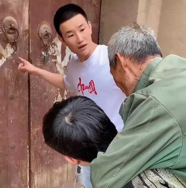 正能量 嘎子“救人”真相：老人是同团队演员，网友: 鬼子怎么没突突了他