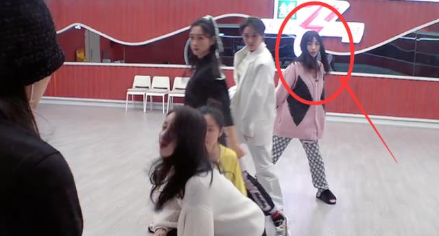 李菲儿|打扰到李菲儿睡美容觉,排舞时看她故意穿啥鞋?确定尊重人