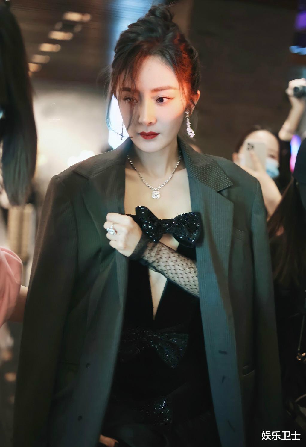 杨幂|杨幂拾光盛典造型好辣，生图美艳首次尝试深V，签名笔写不出字反应好憨