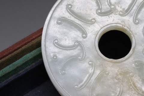 和田玉籽料|舊藏: 和田玉籽料“灰皮 螭龙玉壁”