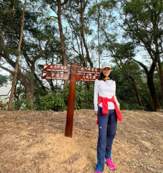 米雪|66岁米雪近照似少女，皮肤紧致大长腿吸睛，瘦到肩胛骨分明