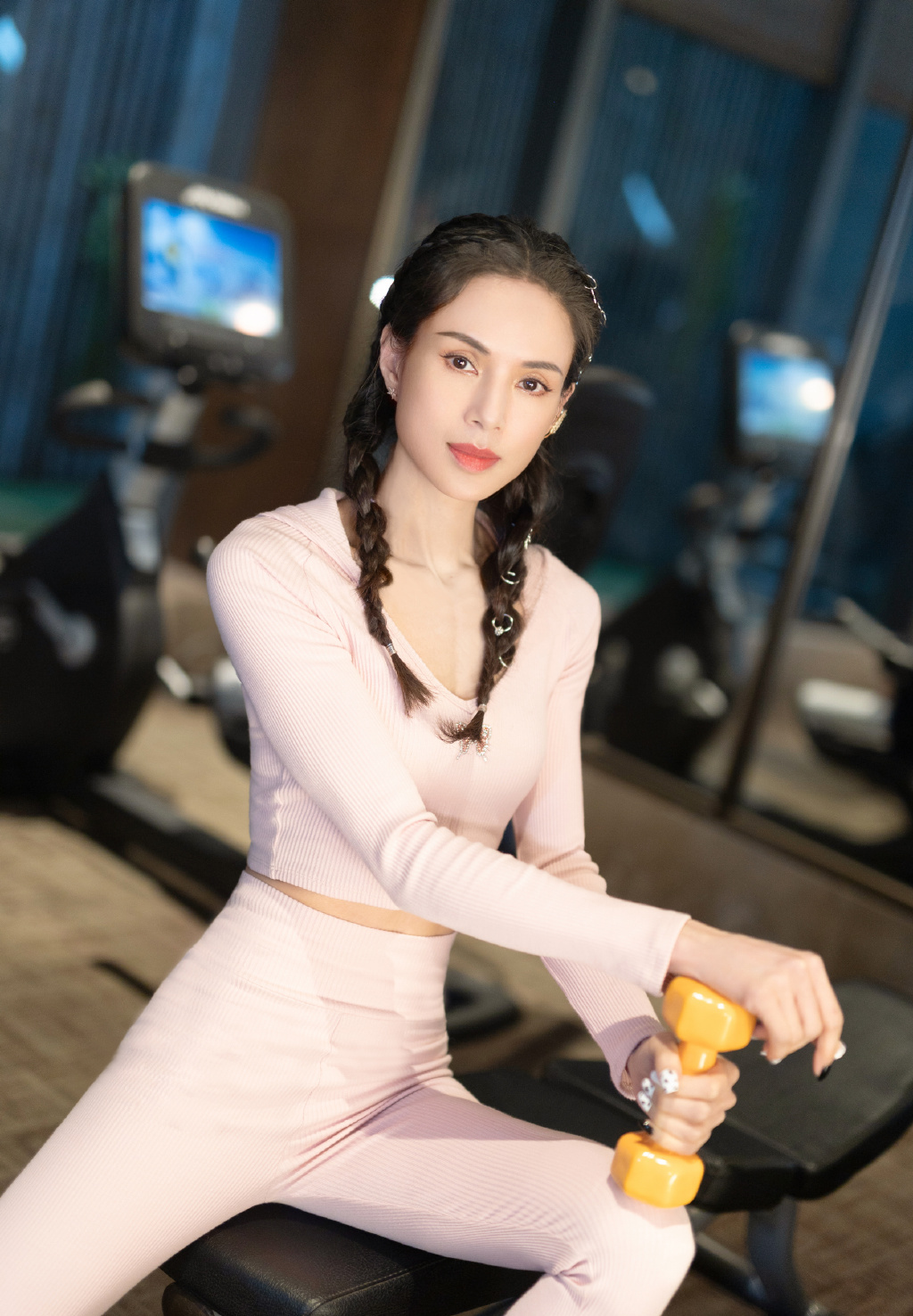 粉色|54岁李若彤气质和身材绝了！身穿粉色套装高挑纤瘦，美出了新高度