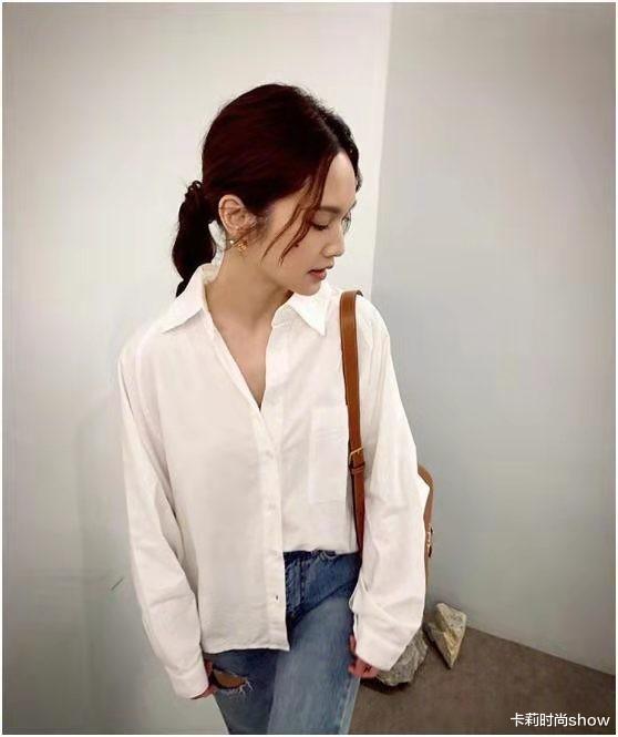 卡莉时尚show|杨丞琳快40岁了，穿衬衫配牛仔裤却很有年轻感，出道20年几乎没变