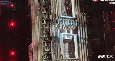 赵丽颖|张杰演唱会发生意外！从摔下升降台背部着地，手受伤流血坚持表演