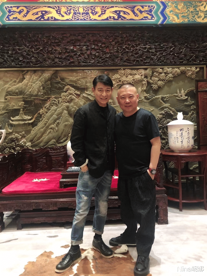 刘德华|刘德华真不给郭德纲面子，60岁穿衬衫牛仔裤打扮年轻压对方，老郭太油腻