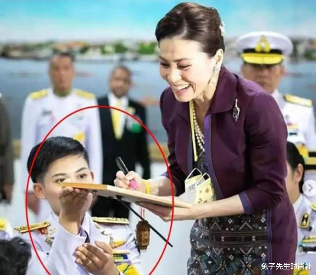 兔子先生时尚社 苏提达侍女被泰王喜爱，新宠“加官进爵”，王后被晾在一边好失落