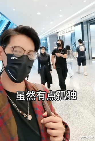 张敏|53岁张敏热恋后变化太大，12月14日和小10岁的男友依偎逛街超腻歪