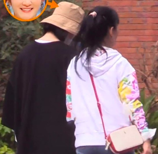 谢娜|谢娜待产状态好，挺孕肚外出不用人搀扶，张杰岳母双手插兜没事做