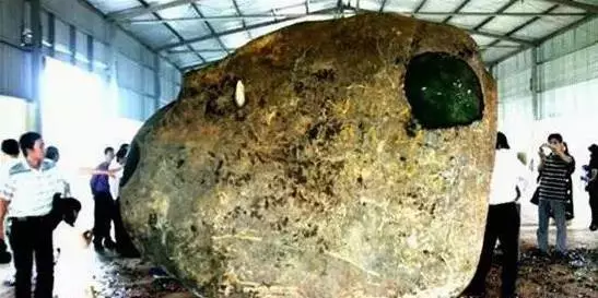 翡翠|缅甸又出两块超级翡翠原石，千人围观，场面壮观！