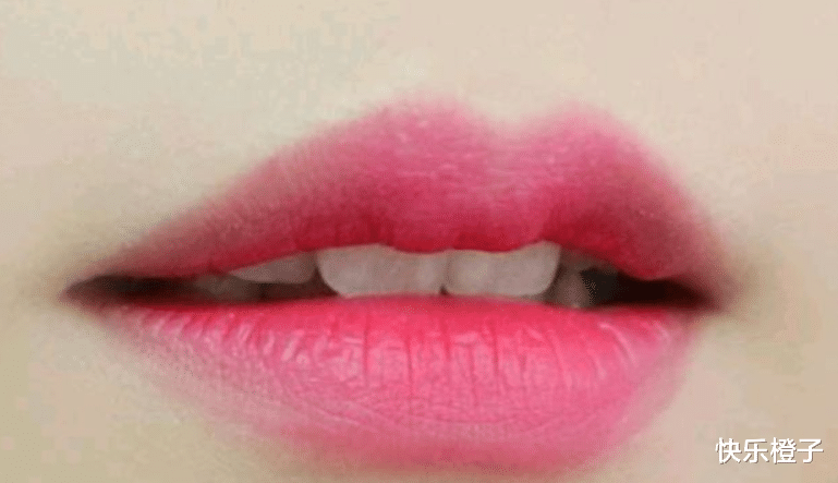 快乐橙子 江苏男子汽车后视镜有陌生吻痕，妻子看完监控后感叹：遇到高人了