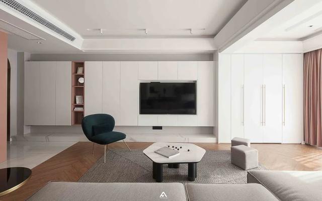 120㎡现代简约，加入粉色与护墙板，营造精致浪漫感