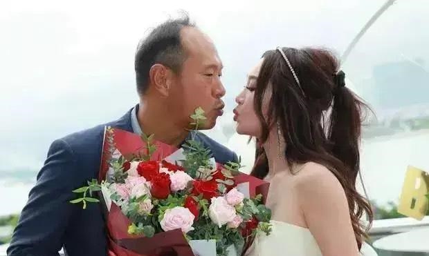 情感维护|温碧霞的“少女颜”与何祖光的农民企业家形象画风完全不同
