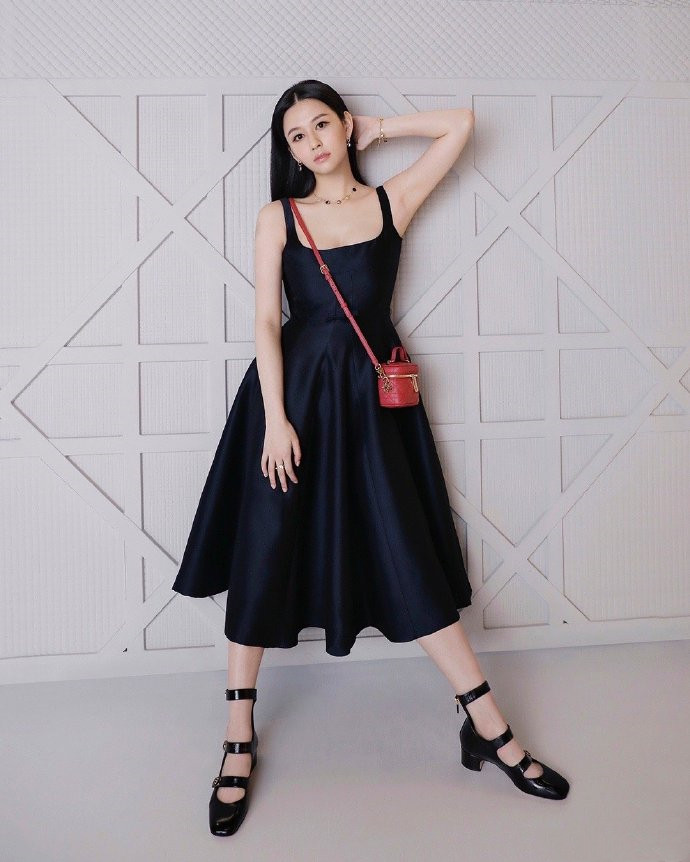 邱淑贞|沈月遗传到了邱淑贞的好身材，穿小黑裙风采万千，真吸睛