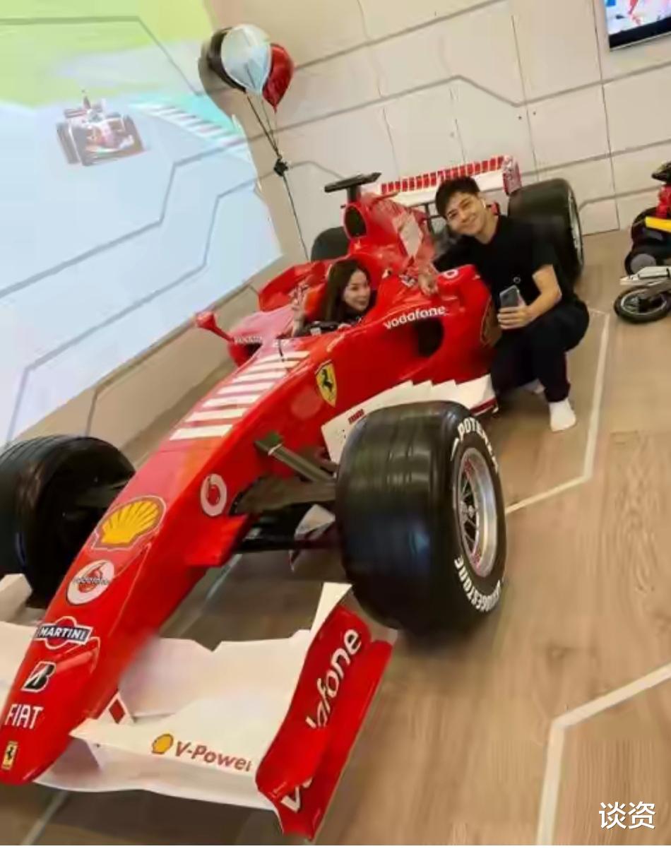 林志颖|46岁林志颖晒自拍，“不老男神”两鬓花白发福显老态，奢华衣帽间抢镜