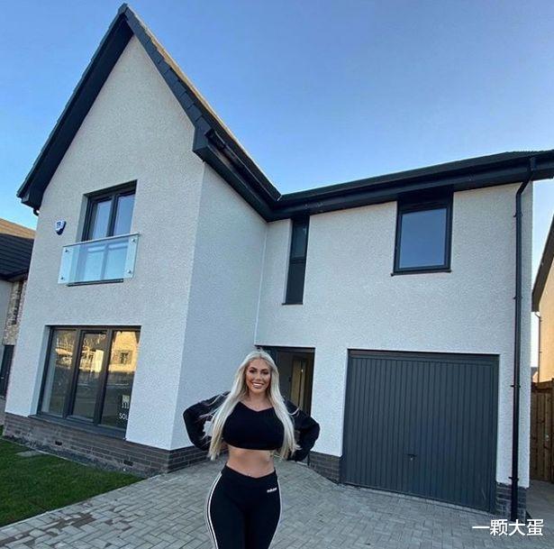 克洛伊|英国真人秀女星脚趾卡在浴缸板上,无奈之下只能请消防员帮忙脱困