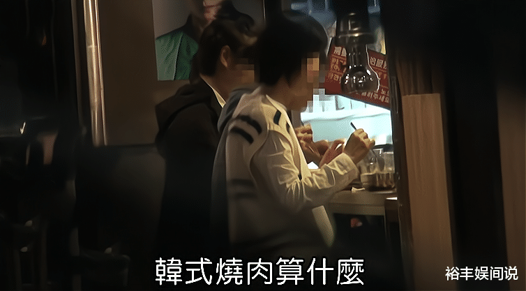 聚餐|53岁伍佰携妻子外出聚餐，并肩而坐十分甜蜜，结婚18年仍恩爱如初
