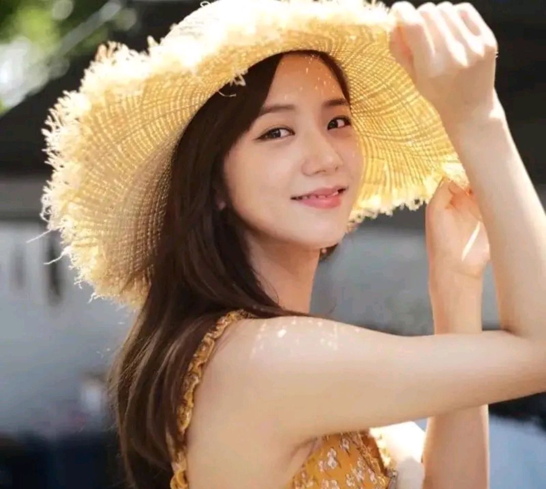 女孩|女性衰老过快的7个坏习惯,用手揉眼睛排第7,第1很多女性改不掉