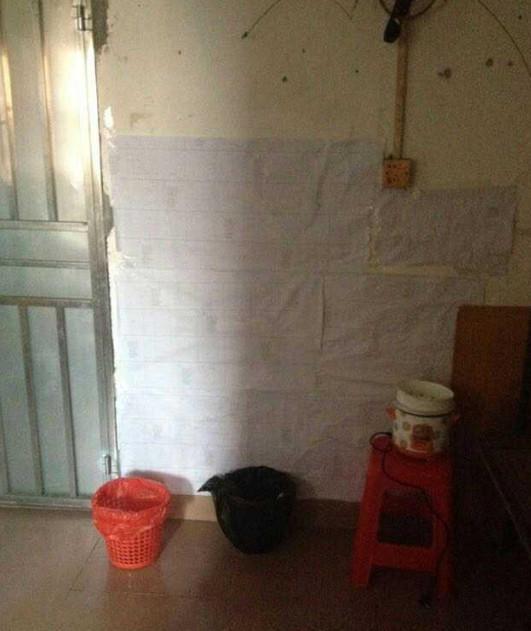 心酸!一家三口广州220元的出租房,厕所在厨房里,谁住过这种?