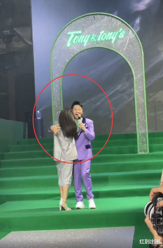 李菲儿|李菲儿走T台不慎摔倒，穿着性感起身显尴尬，被男主持人一把搂住