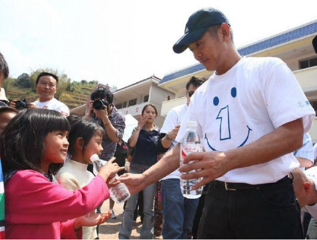 李连杰|李连杰背景有多强？鲁豫问他爷爷是谁，李连杰：我敢说，你敢播吗