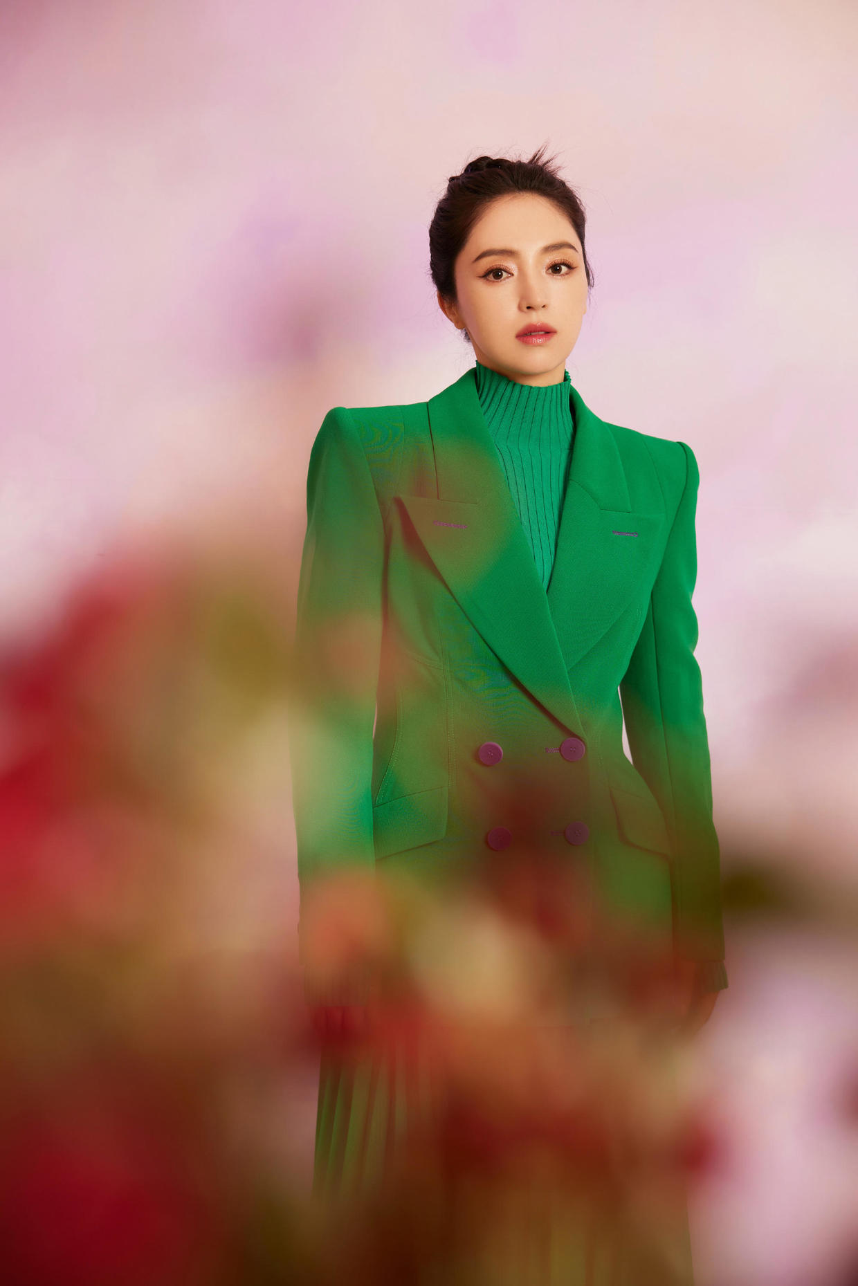 何有强 董璇又美到我了，穿绿色西服套装酷炫霸气，时尚感一点不输超模