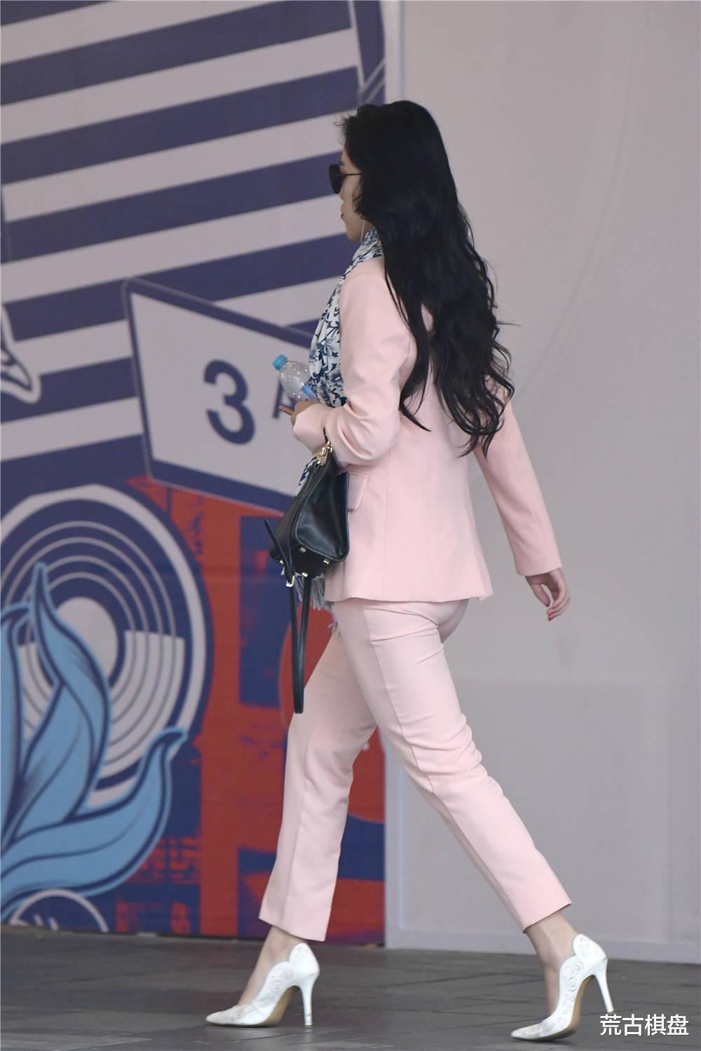 穿衣搭配|浅粉色西服套装，职场风格穿搭，白色的尖头细跟鞋更好看